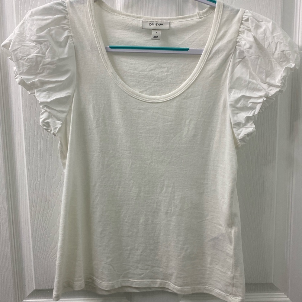 On 34th Woman’s white balloon sleeve scoopneck top t-shirt Small